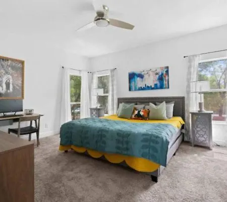 176 Massive 4 Bedroom With Cowboy Pool
